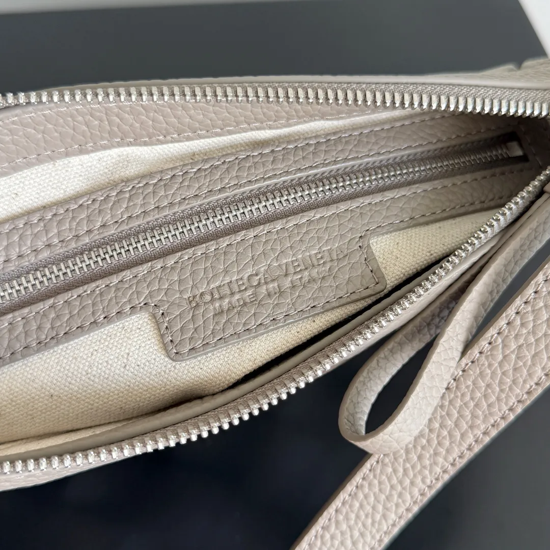 Batch 1720 BOTTEGA VENETA Bottega Veneta's 2025 new product Diago zipper backpack, a new summer bag [circle] This new men's crossbody bag is made of high-quality calfskin, with a natural texture as a whole. The gloss of the bag changes at any time with different lights. This seemingly simple bag is very attentive to details. , it must be carefully handmade to achieve this effect. The calfskin leather is delicate and soft, and it is particularly comfortable to carry close to the body. It also comes with a large zippered compartment and an open lining. When you go shopping and travel, having such a light and soft small bag can free your hands, reduce the burden of travel, and make you happier. Style number: 837112 Size: 25*15*5cm